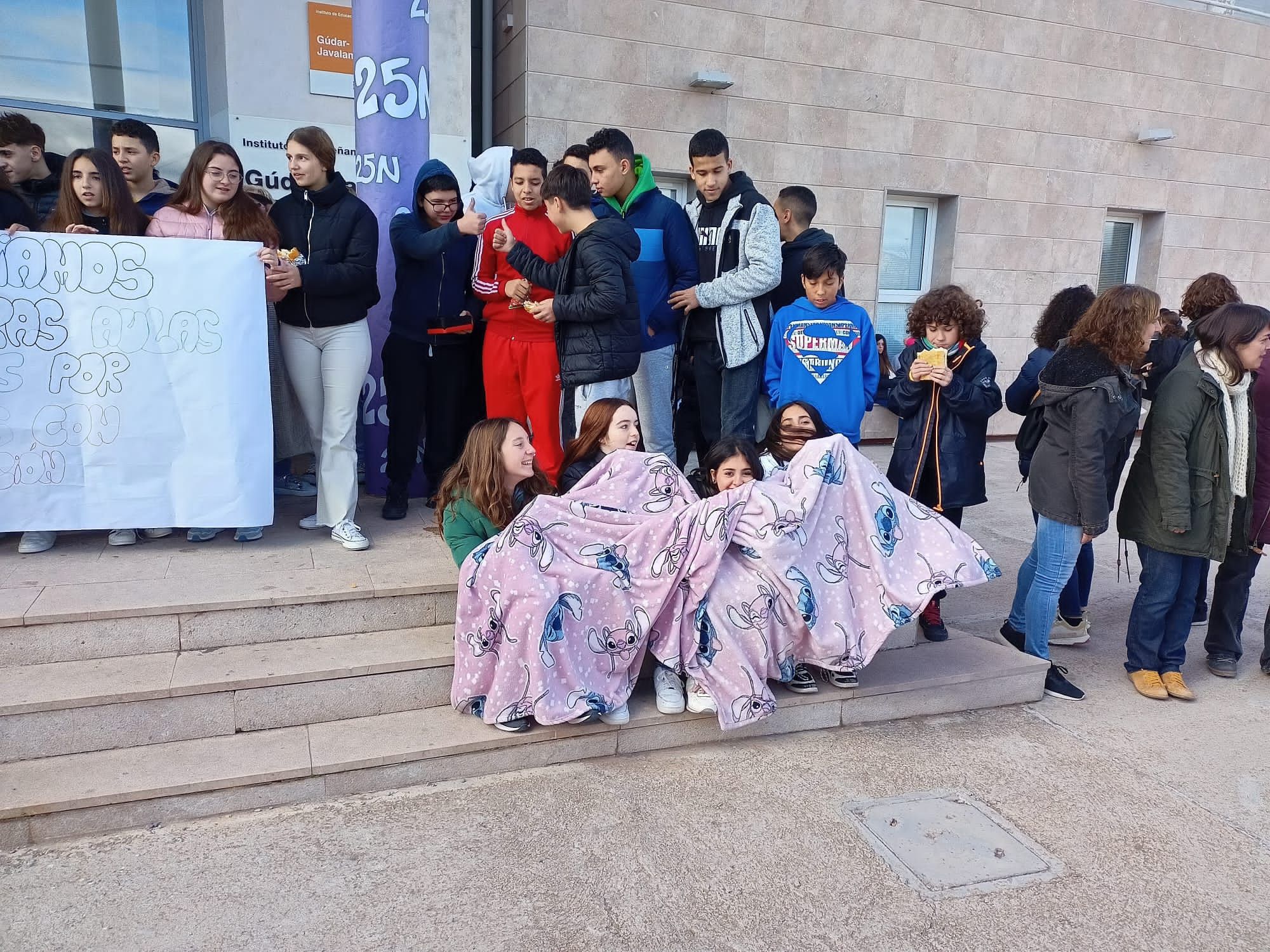 EN IMÁGENES | Así han protestado los alumnos del IES Gúdar-Javalambre por la falta de calefacción