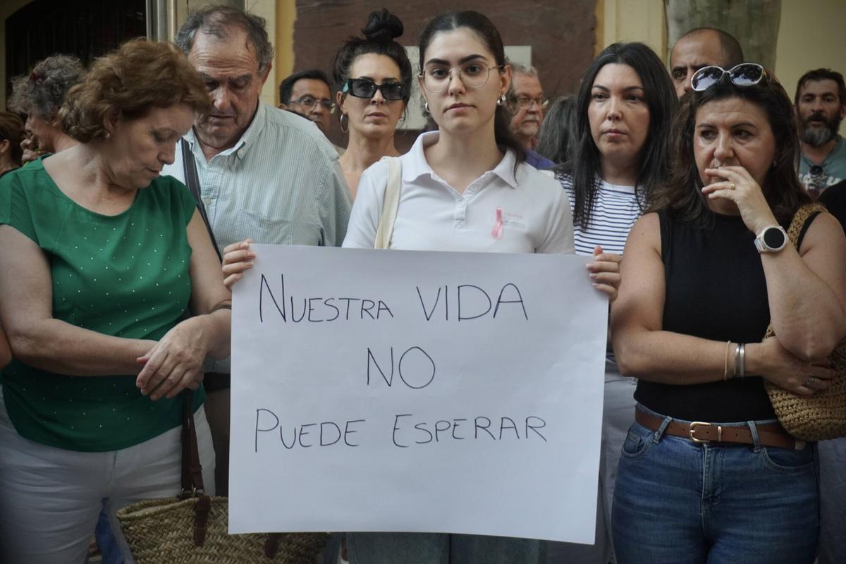 Cordoba Víctor Castro Córdoba se concentra ante la crisis de los cribados de cáncer Numerosas personas protestan en el bulevar del Gran Capitán