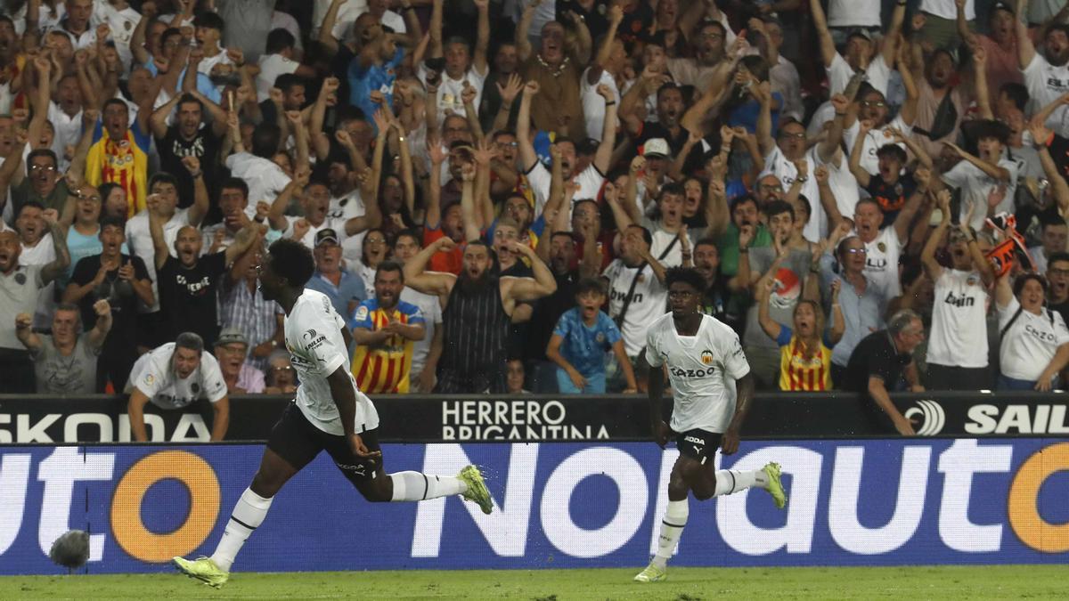 Mestalla celebrando el gol de Yunus que posteriormente fue anulado