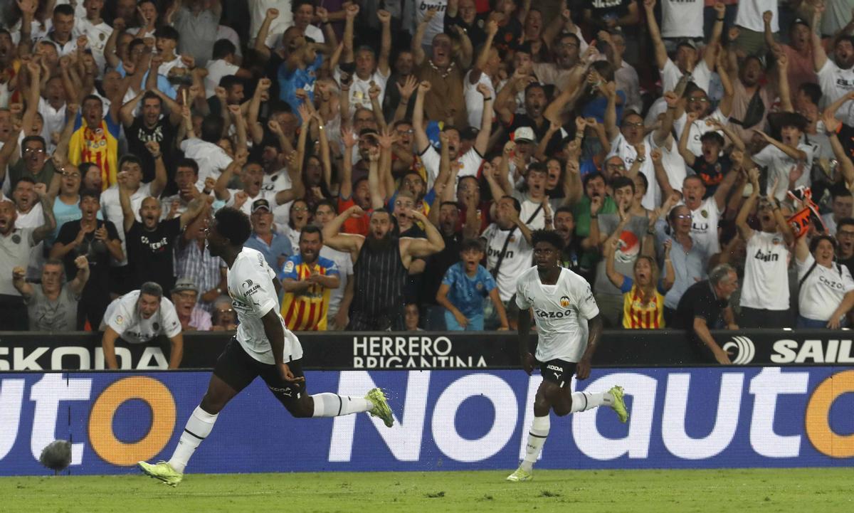 Mestalla celebrando el gol de Yunus que posteriormente fue anulado