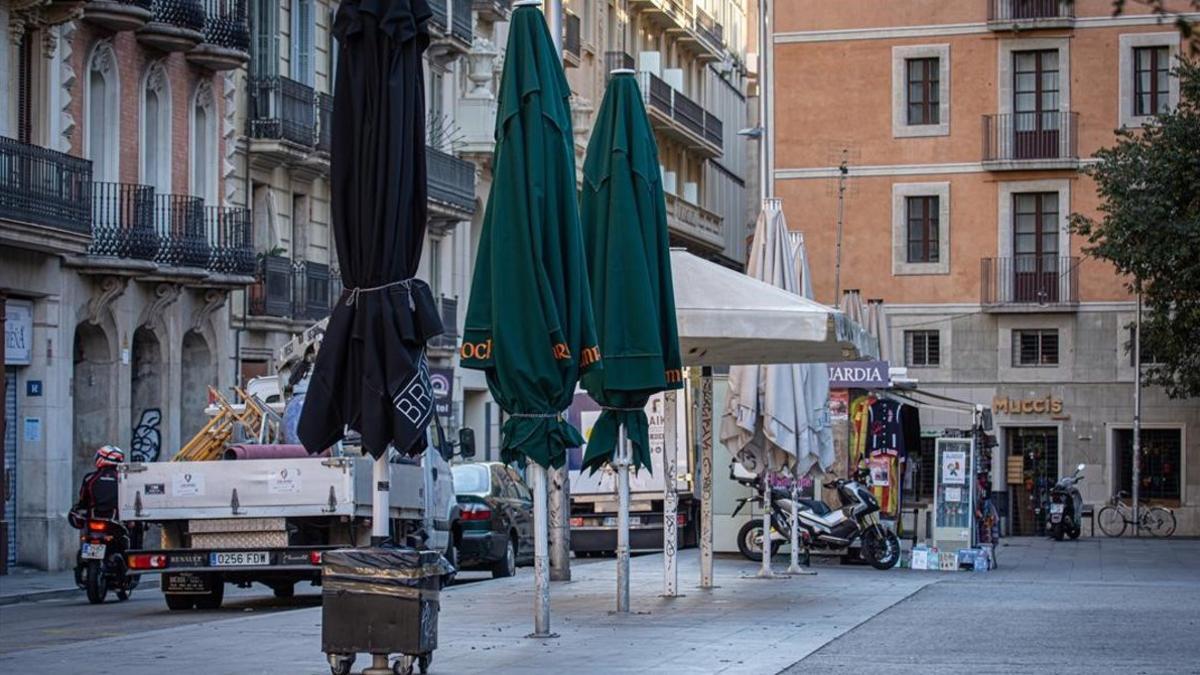 Terraza de un bar de Barcelona cerrada el 16 de octubre del 2020 por las nuevas medidas aplicadas por el Govern.