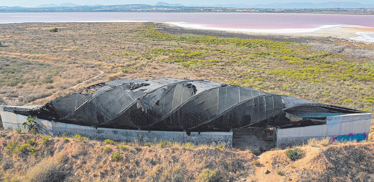 El edificio ha sufrido varios incendios y ha desaparecido toda la cubierta de cobre. Al fondo la laguna de Torrevieja