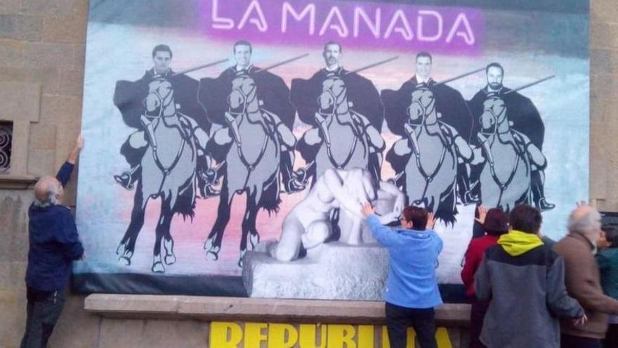 L&#039;Ajuntament d&#039;Olot mostra un mural amb el rei, Sánchez, Rivera, Casado i Abascal sota el títol «la Manada»