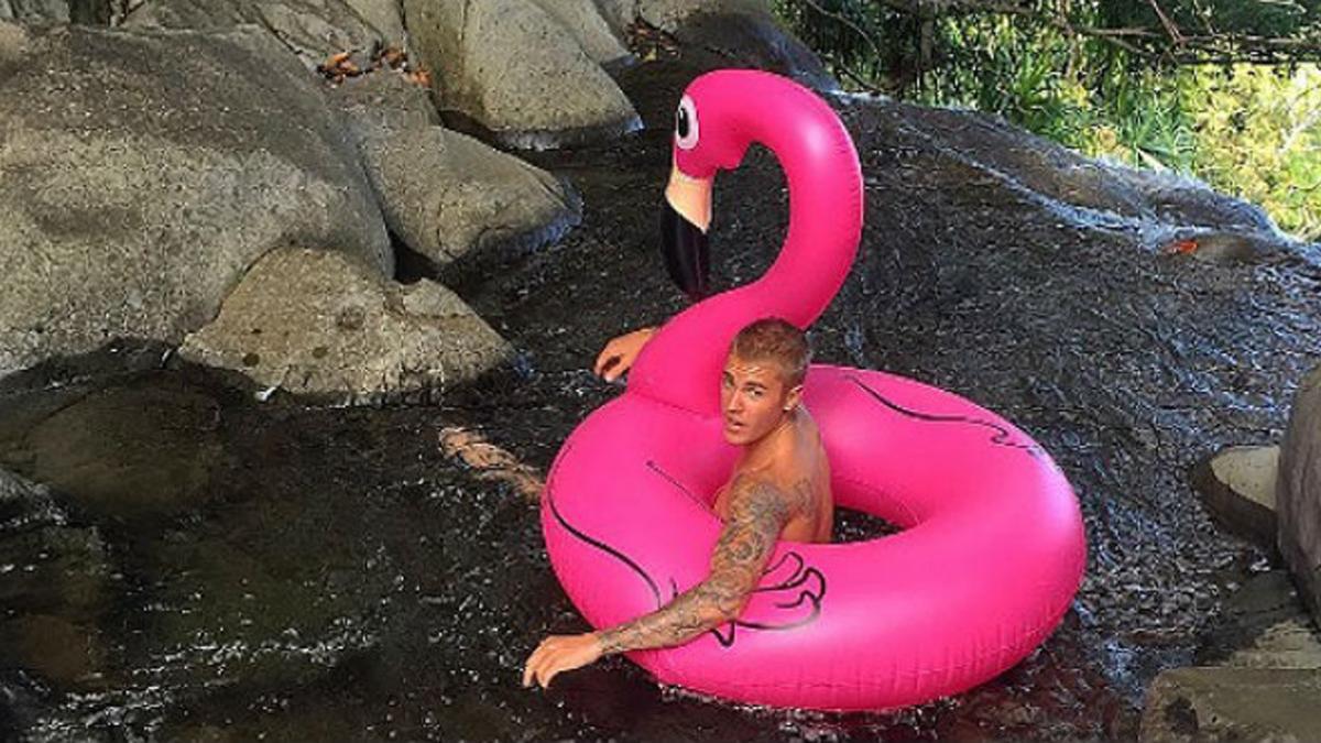 Justin Bieber se apunta a la moda de los flotadores gigantes.