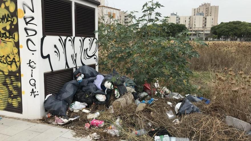 La basura se acumula desde hace semanas.