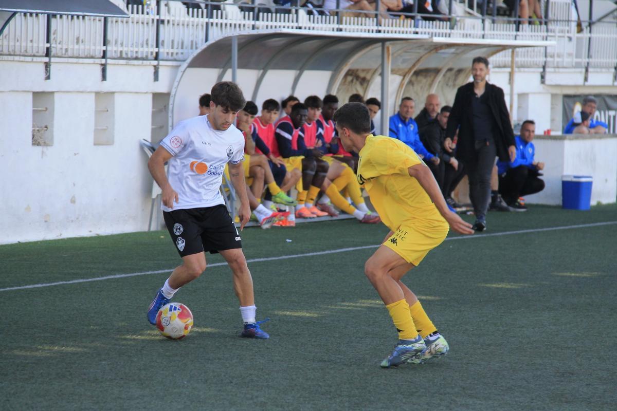 El Ontinyent 1931 CF en el partido ante el Hércules B, en el Clariano.