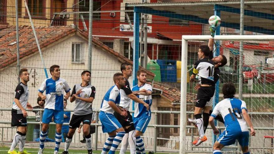 José detiene un balón en el choque ante el Caudal.