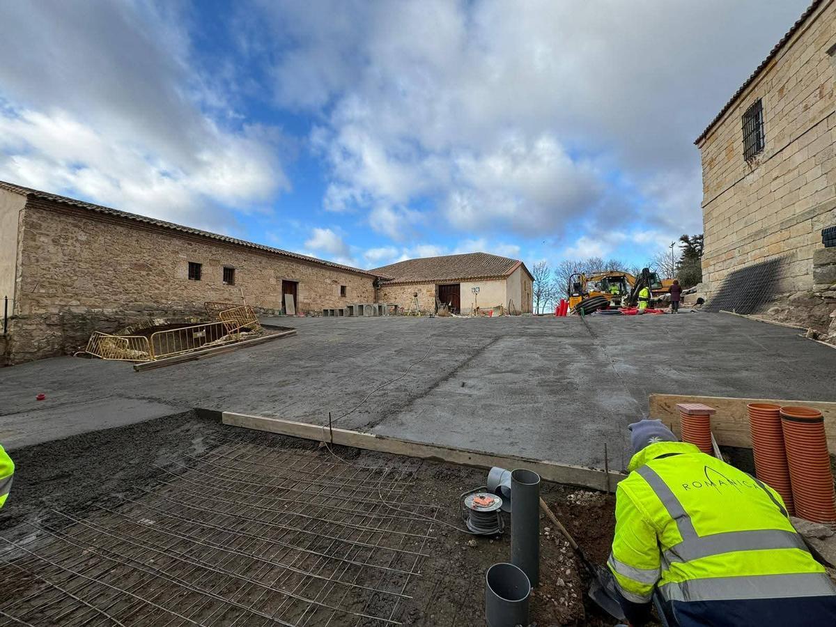 Obras de hormigonado de la nueva calle.
