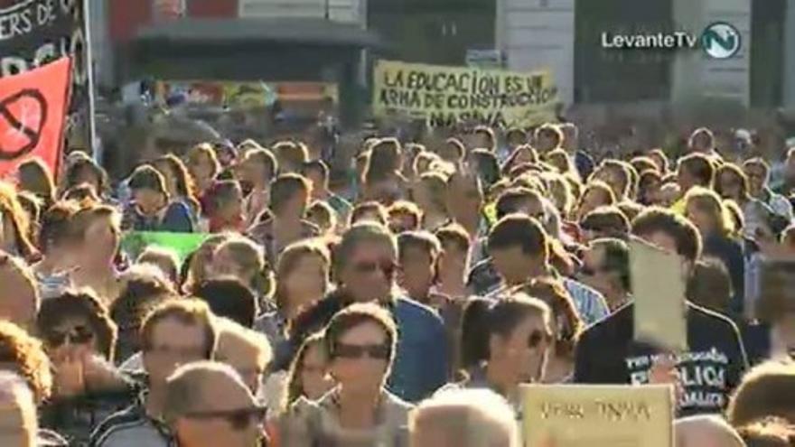Miles de ciudadanos salen a la calle contra los recortes