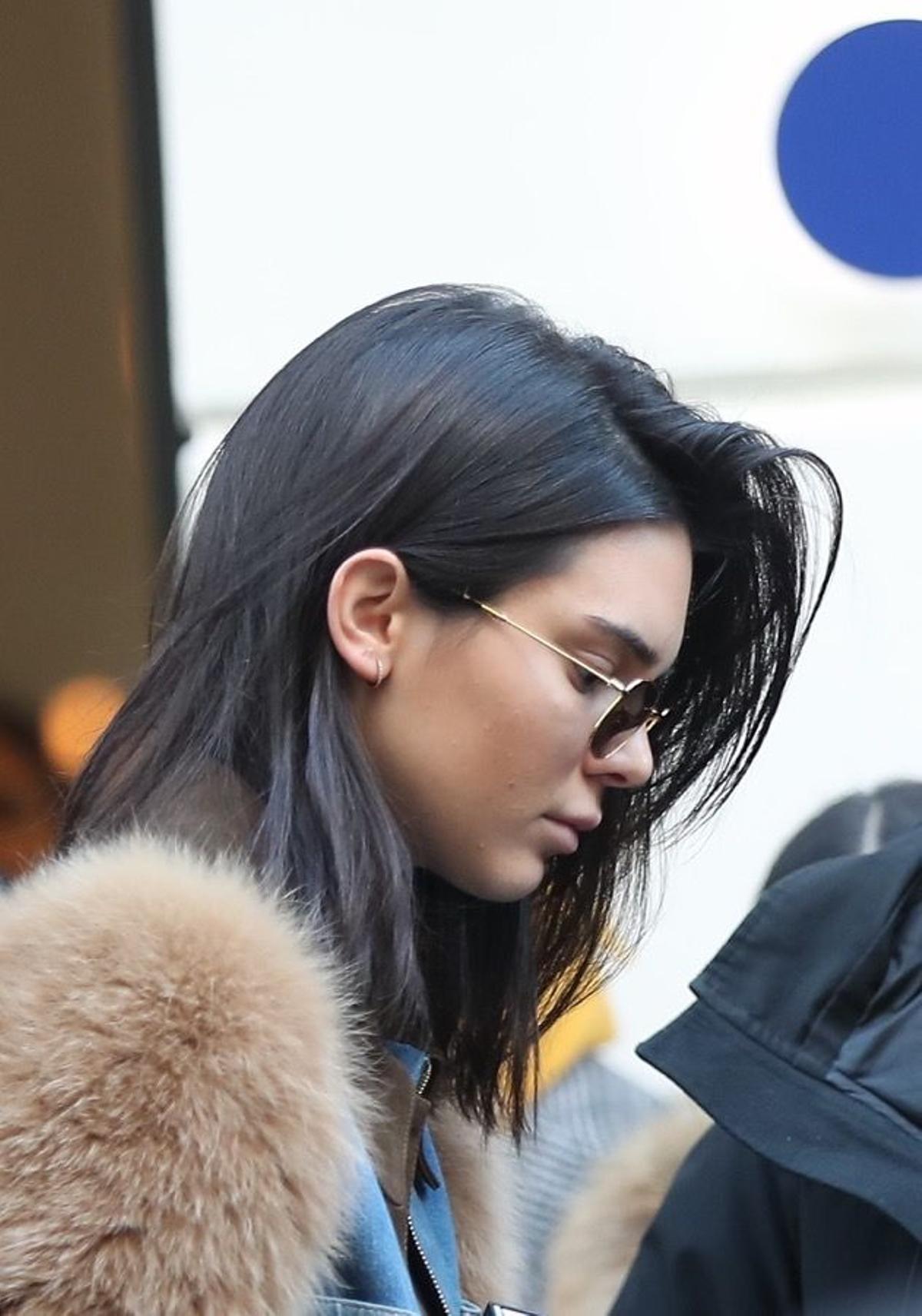 Kendall Jenner pasea con un atrevido look