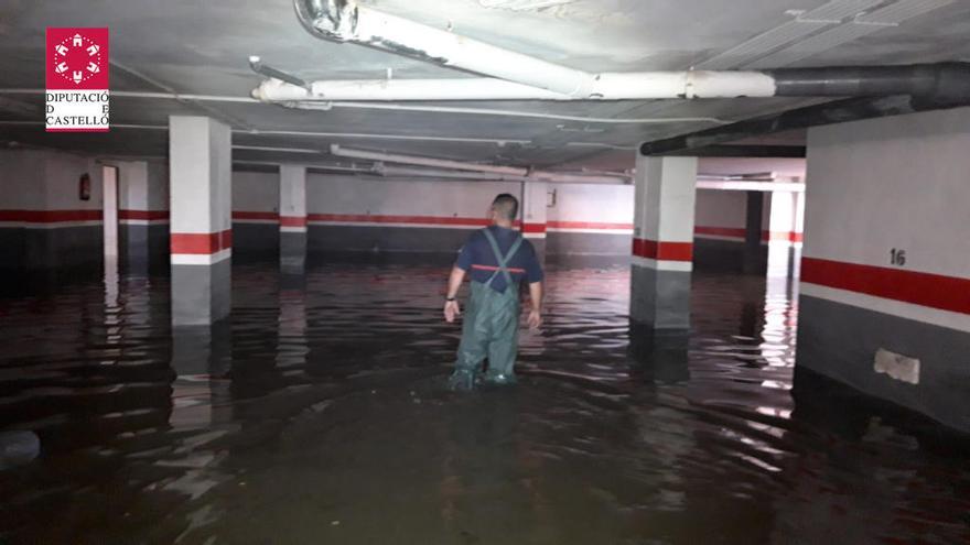 La lluvia inunda un colegio en Moncofa y anega garajes, calles y caminos en el litoral de Castelló