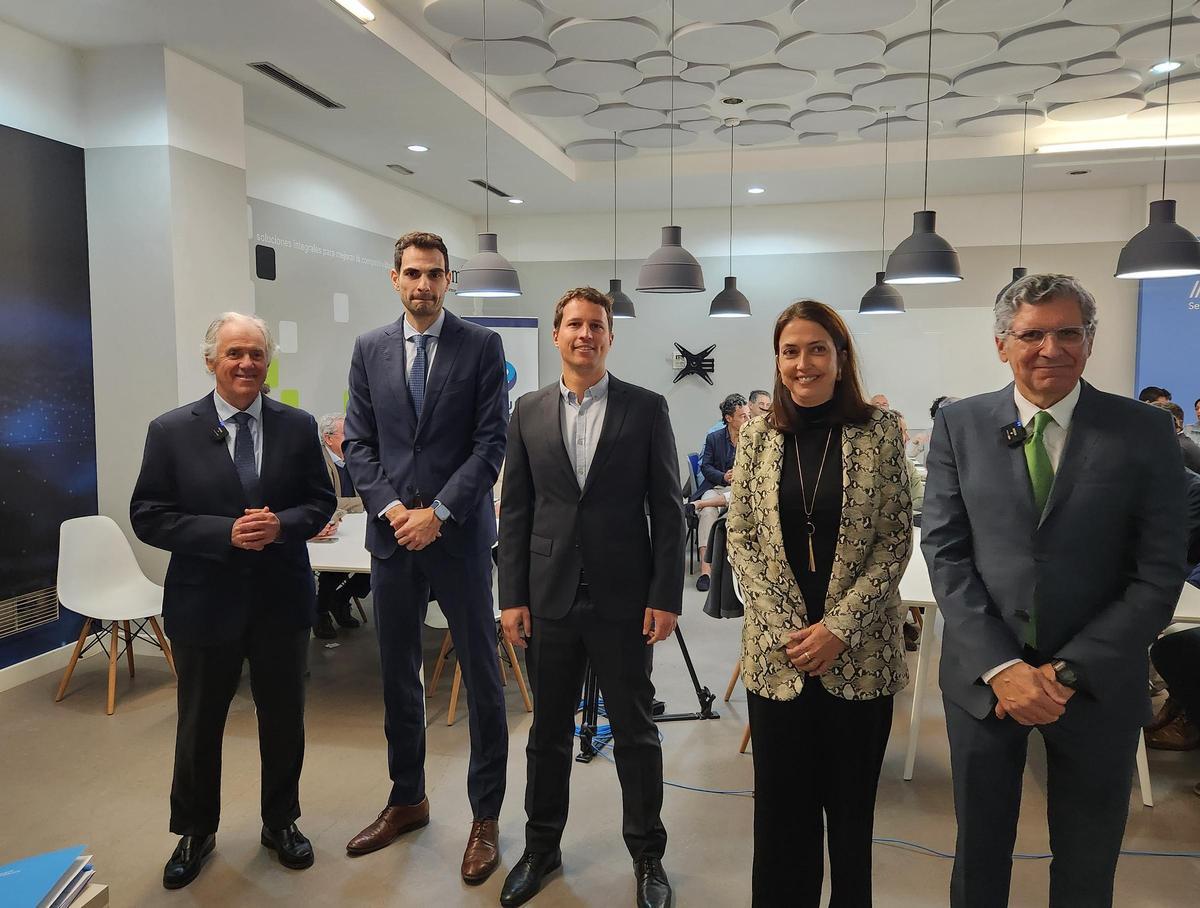Francisco Silva, a la derecha, junto a los participantes en las jornadas