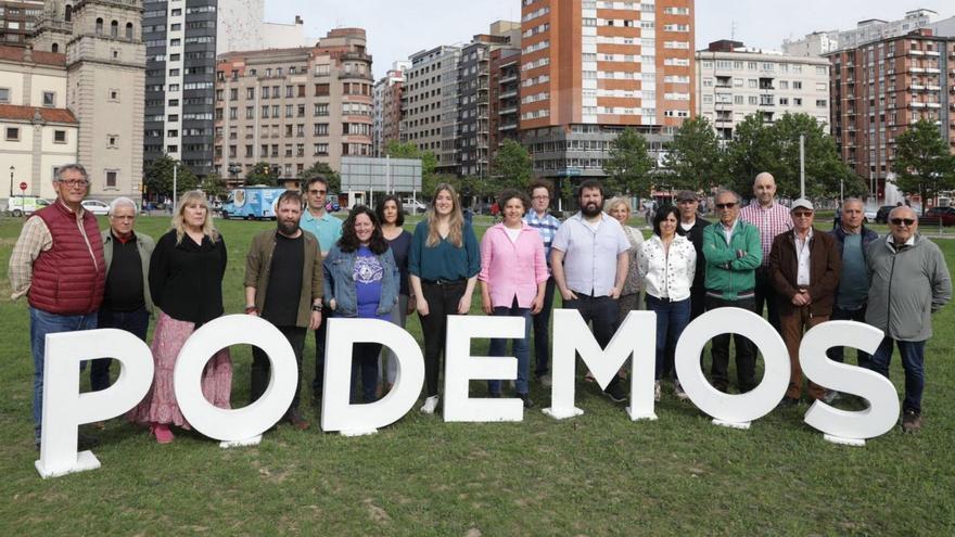 Por la izquierda, Fermín Casatejada, Boni Arias, Carmen Otero, Álex Zapico, Miguel Ángel Infante, Estefanía Torres, Remedios Torres, Olaya Suárez, Alejandra Tejón, Carolina Cortés, Iván Suárez, Rosa Izquierdo, Angelita García, Ricardo González, Celestino Bernardo, Nicolás García, Antonio Toledo, Luis Fernández y Omar Díaz, ayer, durante la presentación de la candidatura de Podemos en el «solarón». | Juan Plaza