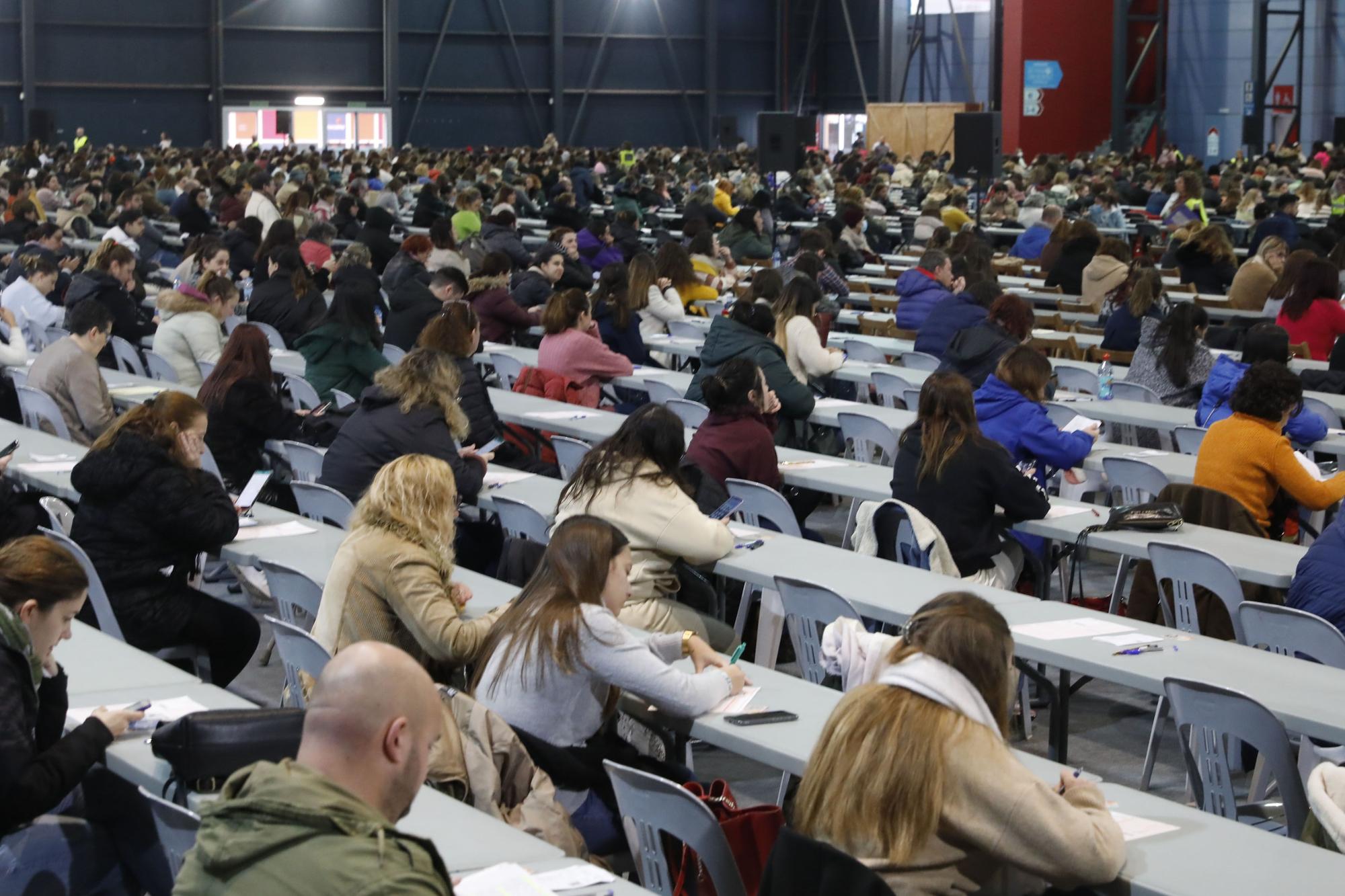 EN IMÁGENES: Nervios y curiosidad en el primer día de oposiciones de la Administración autonómica