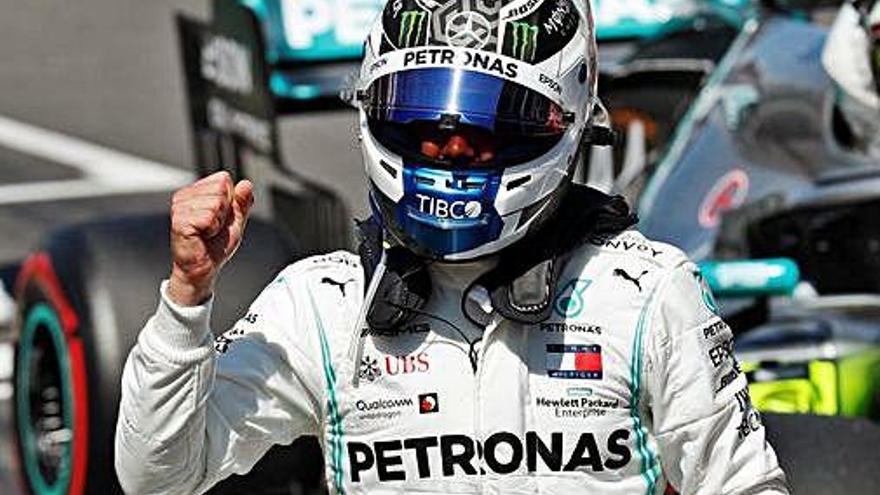 Bottas celebra la pole position a Montmeló.