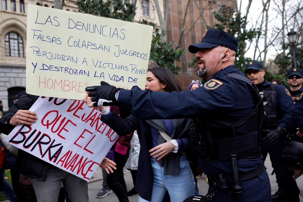Policía Nacional disuelve una concentración sin permiso y contraria a la convocatoria del 8M en Madrid.