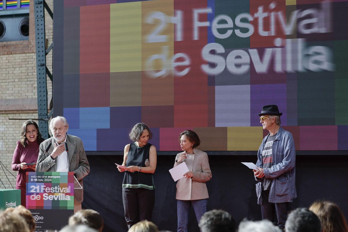 SEVILLA, 16/11/2024.- El productor británico David Puttnam (izda) durante la lectura del palmarés del Festival de Cine Europeo de Sevilla este sábado en la capital hispalense. EFE/ Jose Manuel Vidal