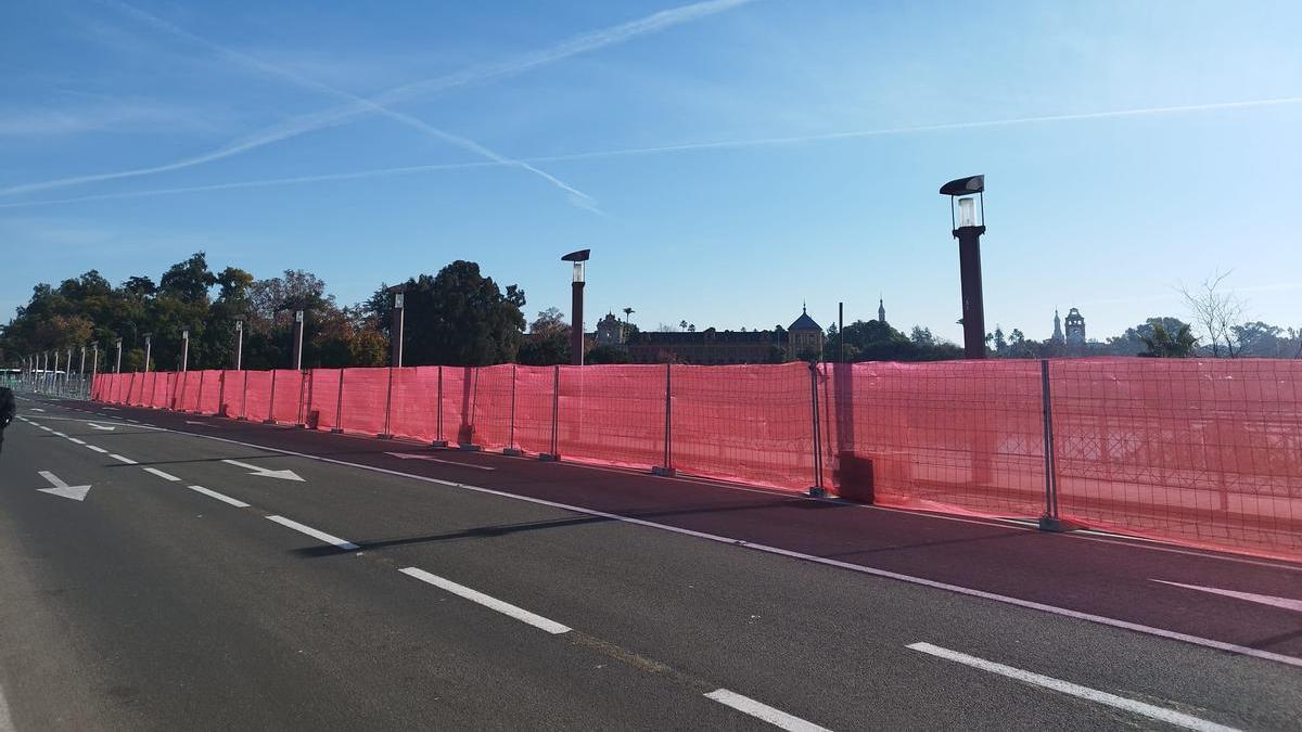 Carril bici cortado en el Puente de San Telmo de Sevilla por las obras de instalación de toldos