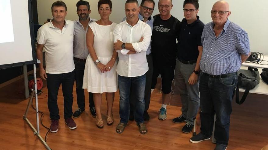 Crespí, en el centro de blanco, posa con su grupo de trabajo en su presentación oficial.