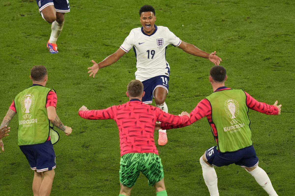 Watkins corre a celebrar con los suplentes el gol de la victoria.