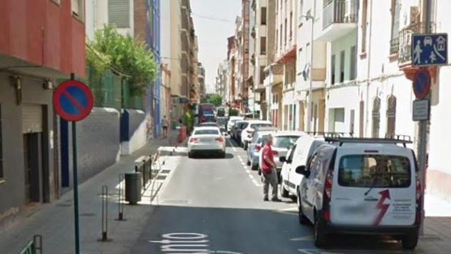 Acuchilla a dos hombres y amenaza de muerte a un policía en Castelló