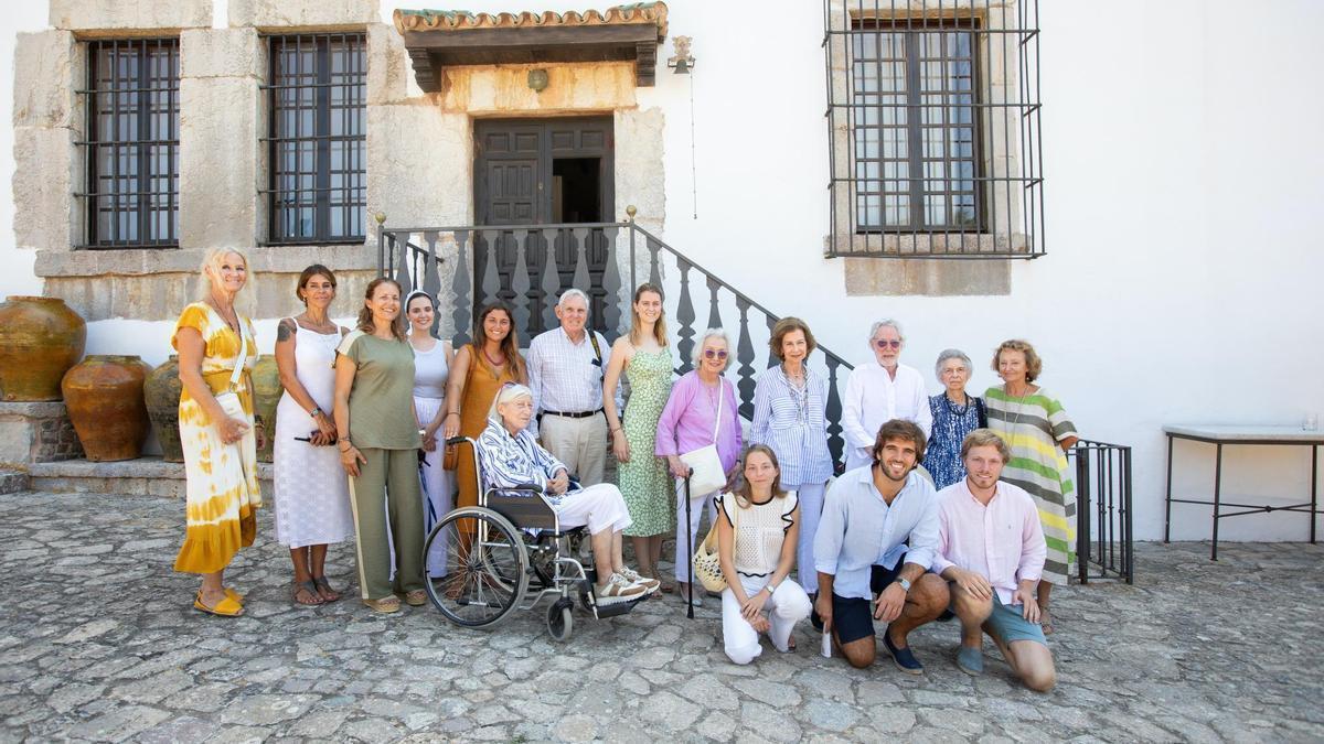 Altkönigin Sofía im Kreis von Familienmitgliedern beim Besuch im Museum Sa Bassa Blanca.