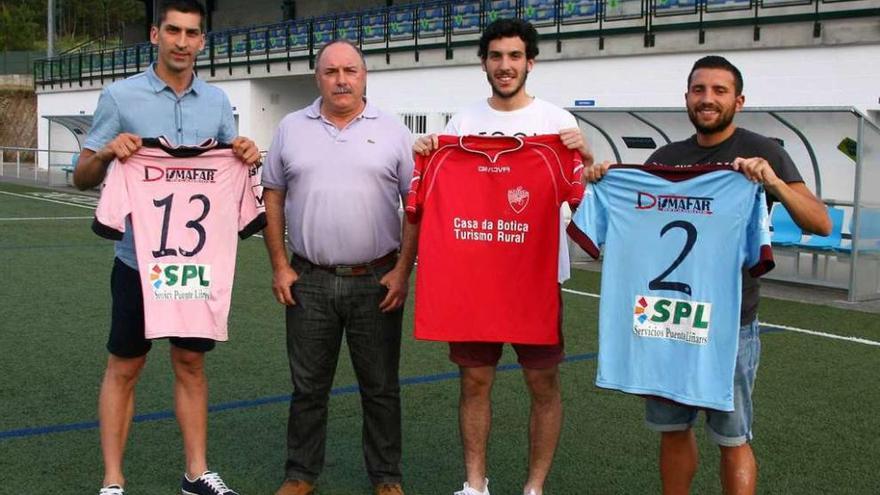 José, Jacobo y Brais Vidal fueron presentados ayer en San Martiño por Fandiño. // Bernabé/Víctor Espiño