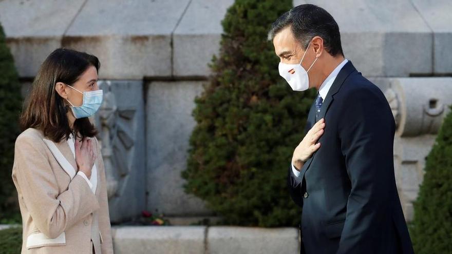 Pedro Sánchez saluda a la presidenta del Senado, Pilar Llop.