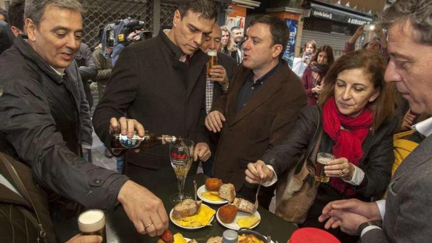 Pedro Sánchez, en el centro, durante su última visita a A Coruña el pasado mes de marzo.