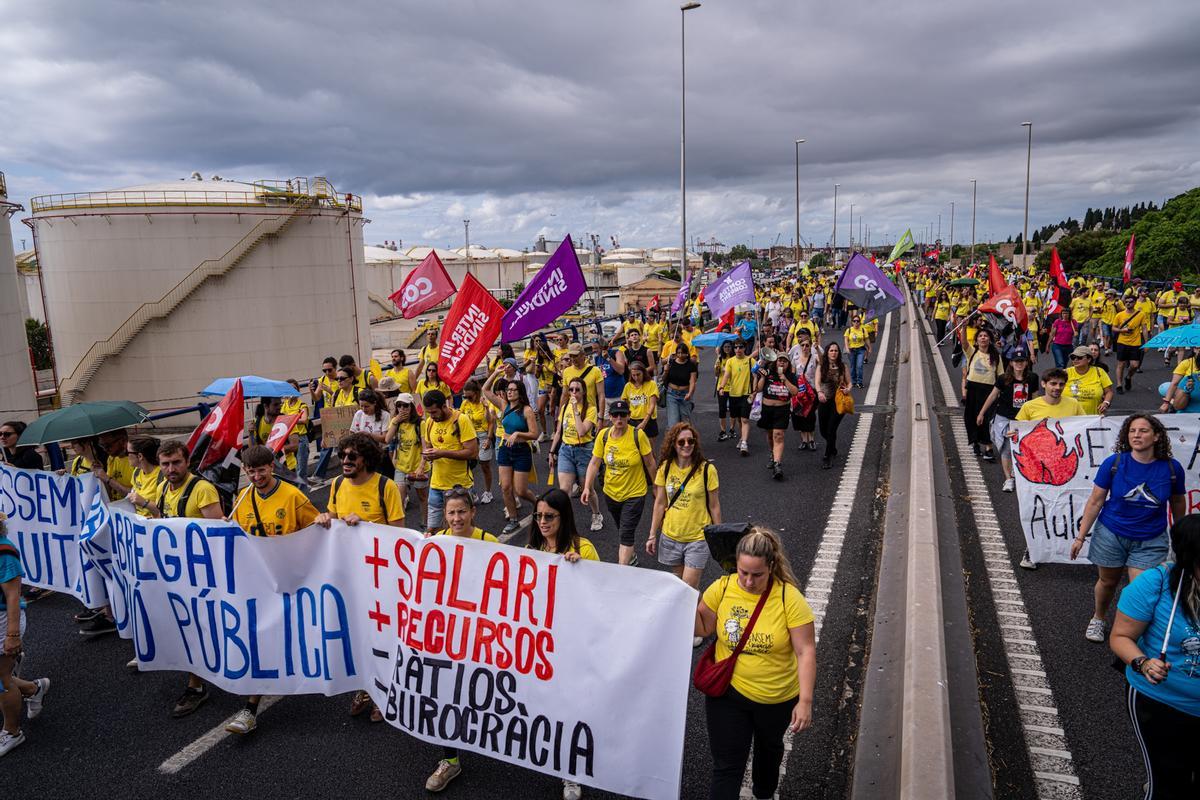 Los docentes bloquean la Ronda Litoral durante una jornada de protestas