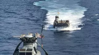 Un barco de la Armada llevará desde Tazacorte a Puerto Naos a los agricultores afectados por el volcán de La Palma