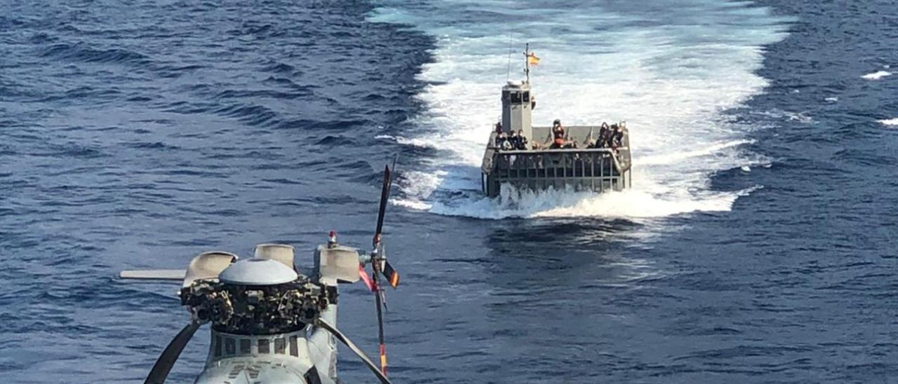 Un buque de la Armada transportará a los agricultores de La Palma