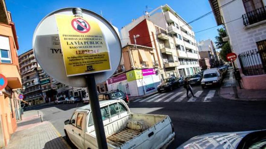 La Policía Local coloca carteles con las multas por beber en la calle