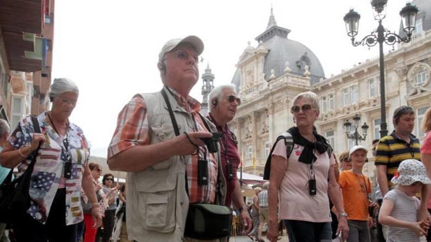 Turistas extranjeros por las calles de Cartagena.