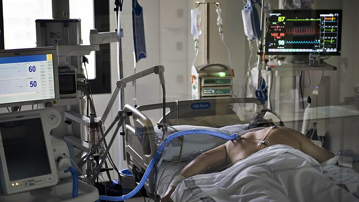 Un paciente intubado en la UCI reservada solo para enfermos covid