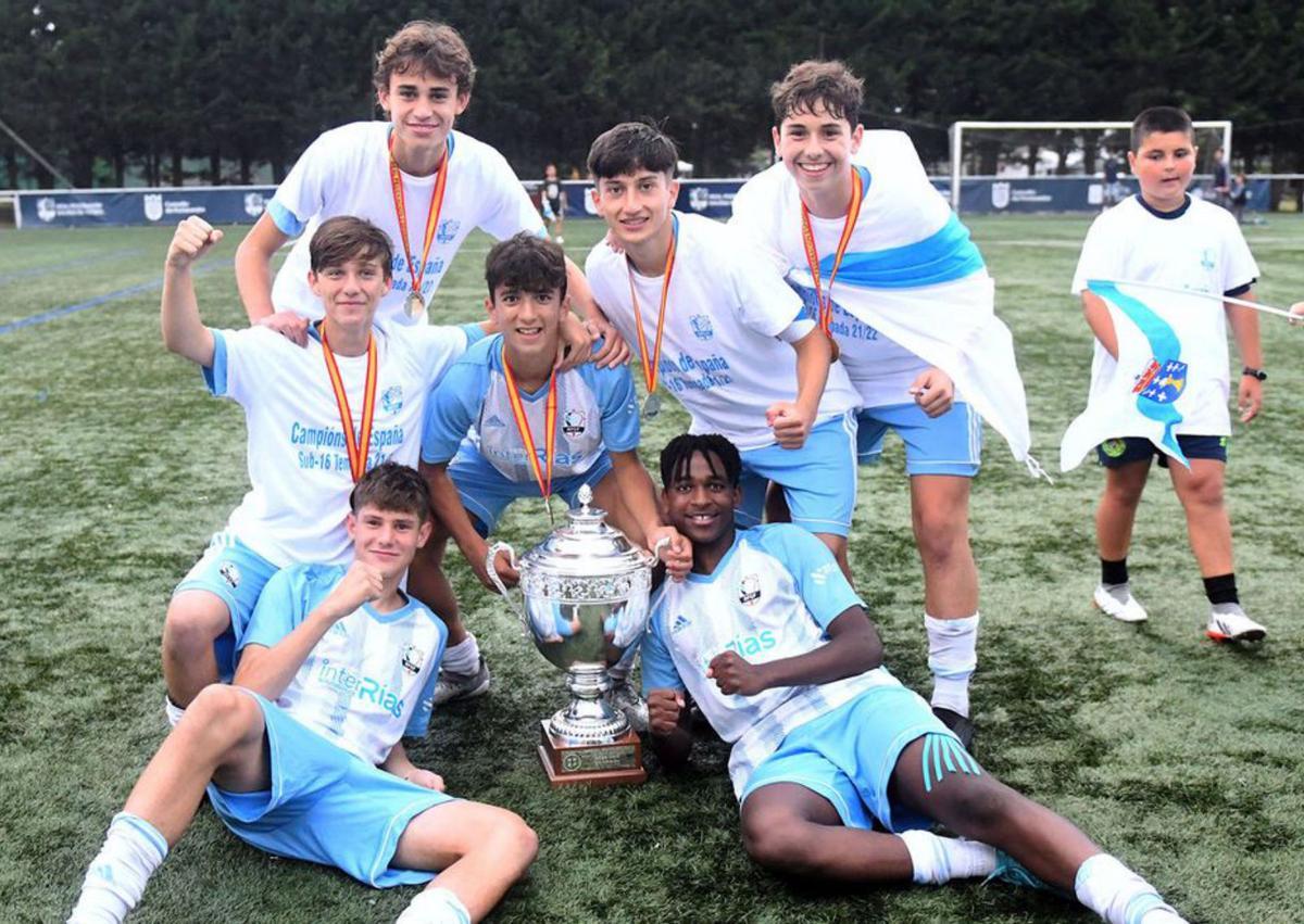 Abajo a la izquierda, con los otros cinco deportivistas campeones con la selección gallega en la fase autonómica sub 16. | // FUTGAL