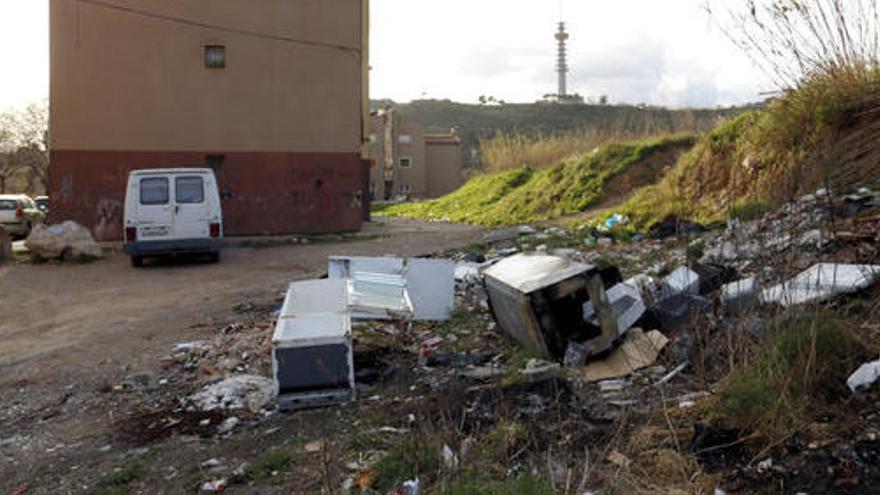 Les neveres i contenidors just davant d&#039;un dels edificis del barri