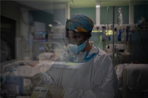 Un trabajador sanitario protegido en la uci del Hospital del Mar, en Barcelona.