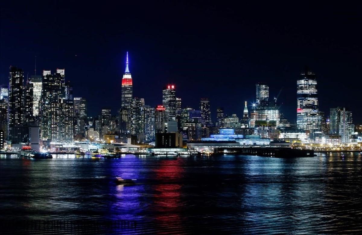 El Empire State Building en Nueva York iluminado con los coloresde la bandera americana.