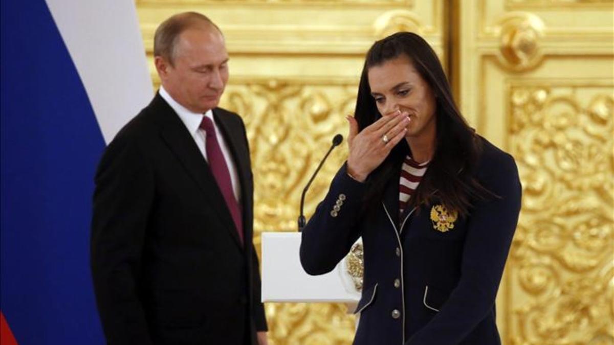 Isinvayeva, una de las damnificadas por la exclusión de los atletas rusos en Río, junto a Putin