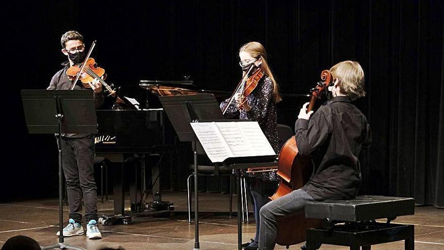 Daniel Picón, Bruna Basas i Aniol Cirera al teatre Kursaal