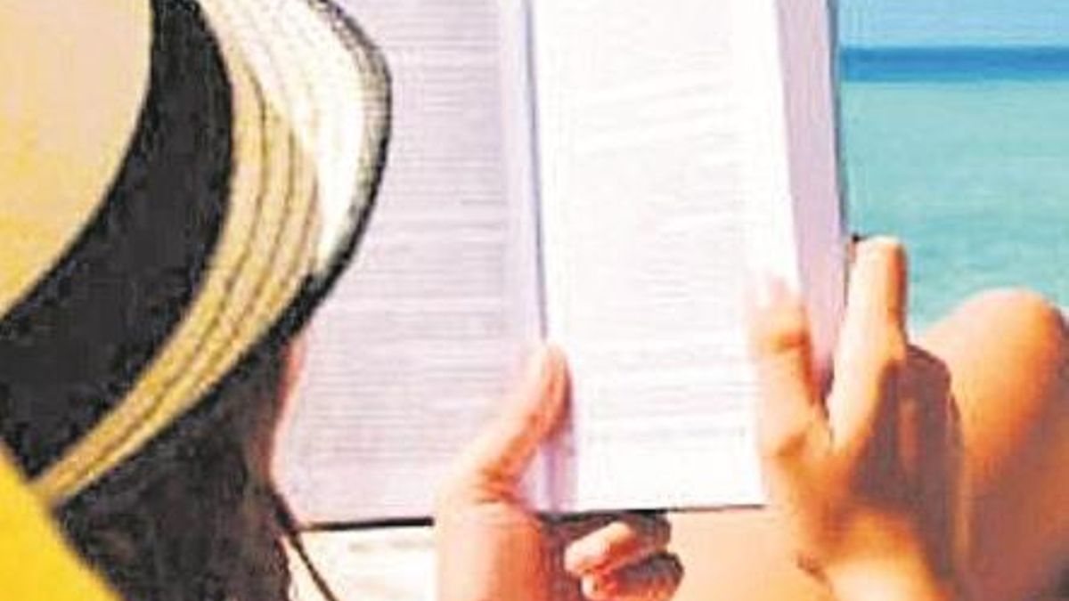 Una lectora en la playa.