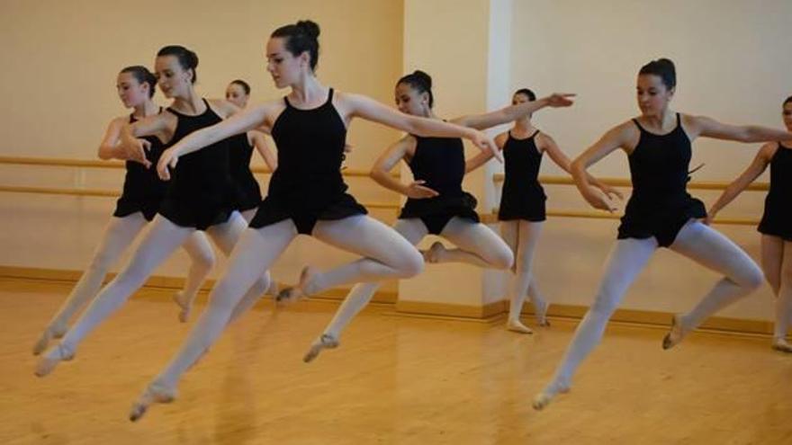Ensayo de bailarinas en un conservatorio profesional de danza de Novelda.
