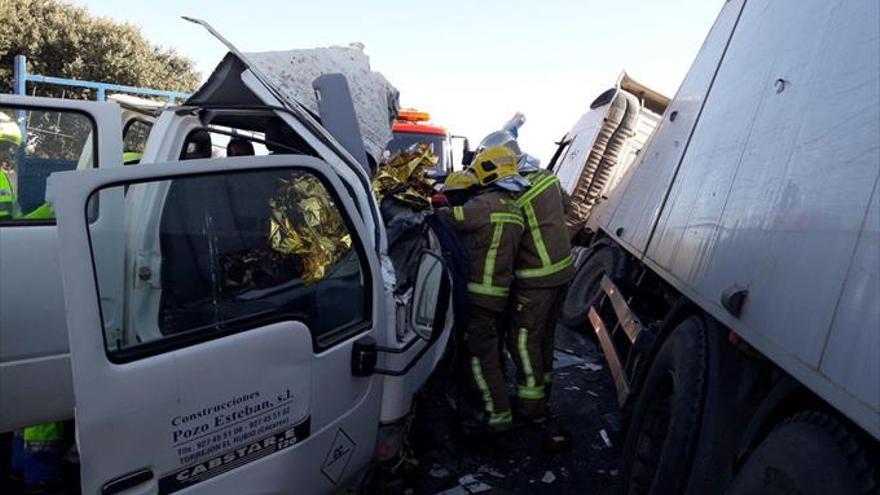 Un fallecido tras el choque frontal entre una furgoneta y un camión en Torrejón el Rubio