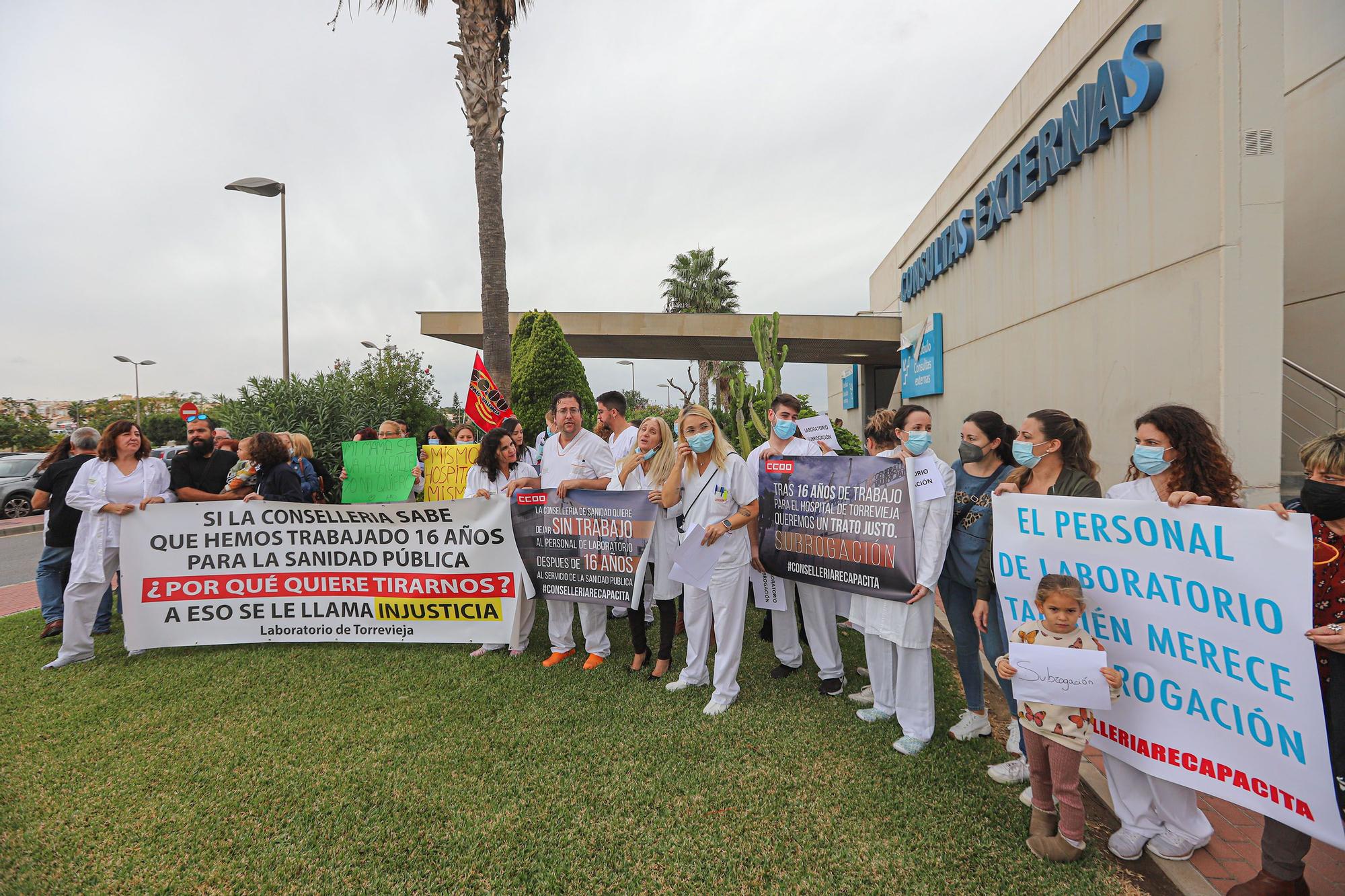 La plantilla del laboratorio del hospital de Torrevieja reclama a la Generalitat que no les deje en la calle