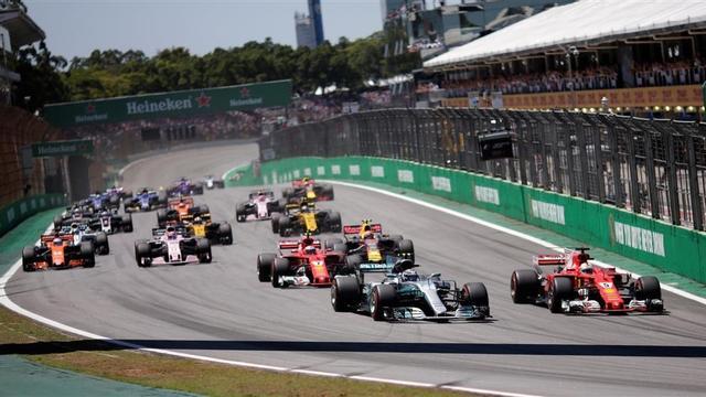 Vettel (derecha) adelanta a Bottas en la salida del GP de Brasil.