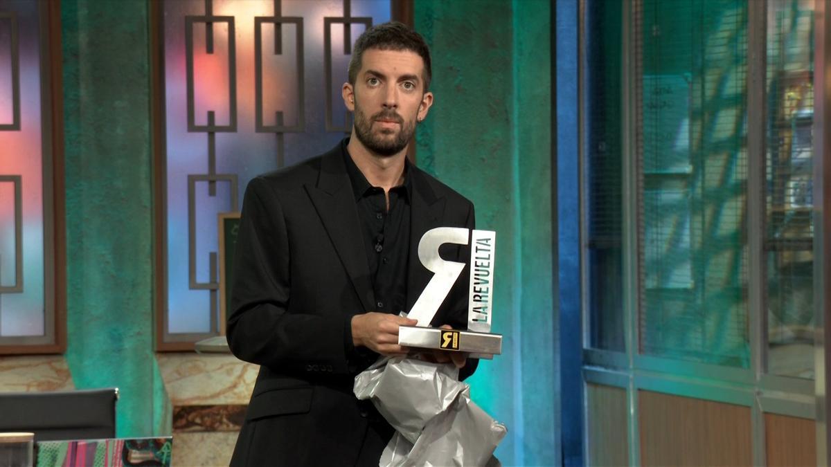 David Broncano posa con el soporte elaborado por este vecino de Fuentes de Ebro.