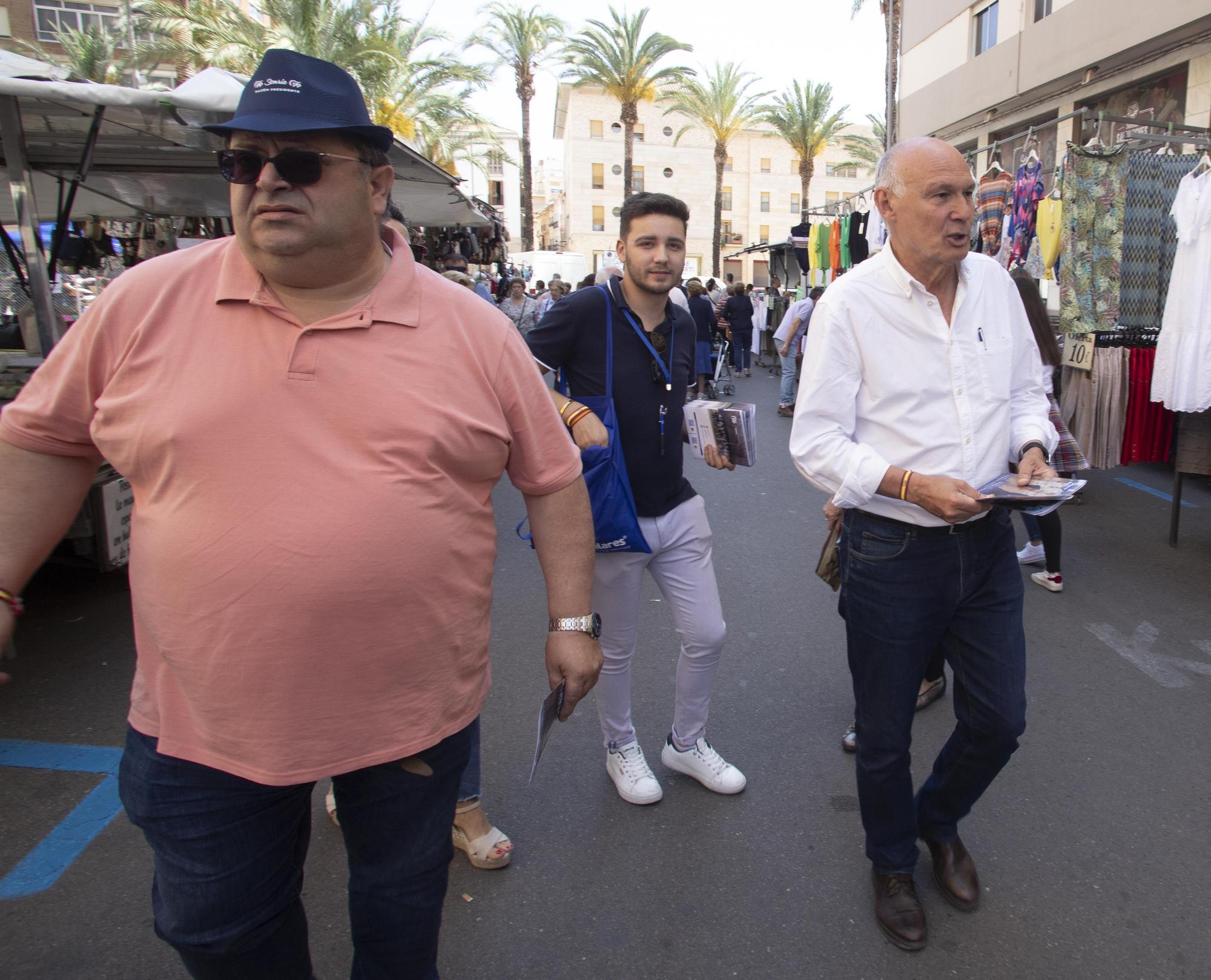 Los Partidos buscan el voto en el mercado de Alzira