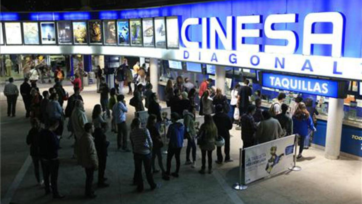 Colas en el Cinesa de Diagonal en motivo de la Fiesta del Cine.