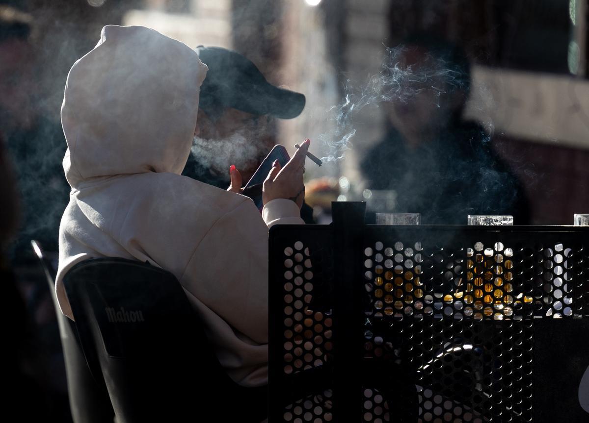 Una persona fuma en una terraza de Madrid.